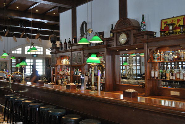 long-bar-raffles-hotel-singapour