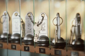 REISEN, REIHE, TOURISMUS, SCHLUESSEL, ZIMMERSCHLUESSEL, SCHLUESSELBRETT, HOTEL, HOTELLERIE, UEBERNACHTUNG, FERIEN, URLAUB, HOTELZIMMER, NR, NUMMER, SCHLUESSELANHAENGER, METAL, GRAVUR, REIHE